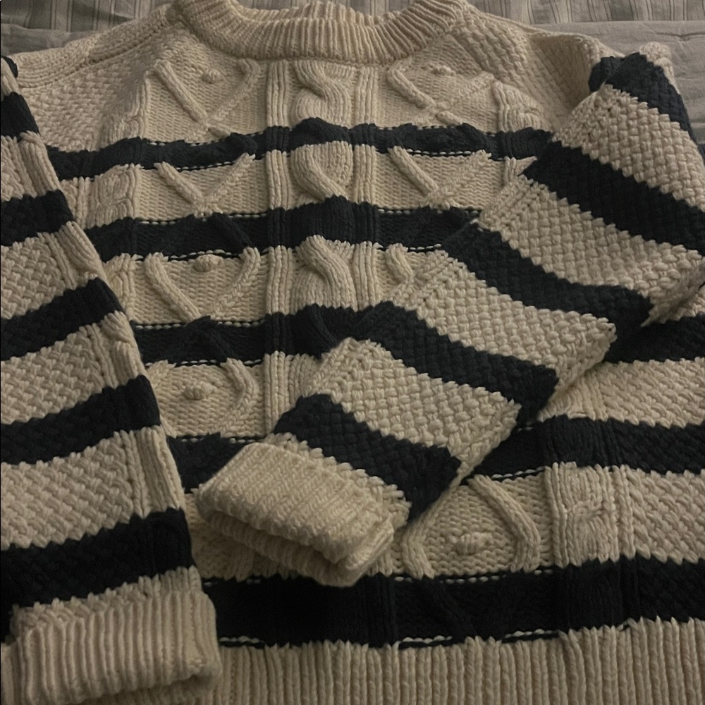 Vineyard Vines Navy and Cream Cable Knit Sweater include gift box and stickers .